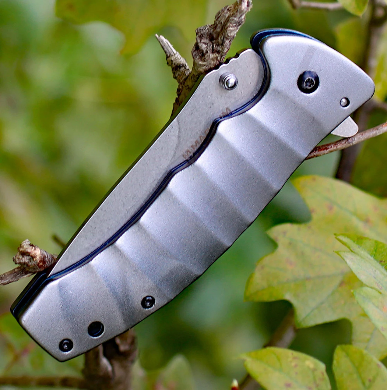 Boker Magnum 01RY199 Blue Drop, 3.7" 440A Plain Blade, Gray Aluminium Handle - Image 3